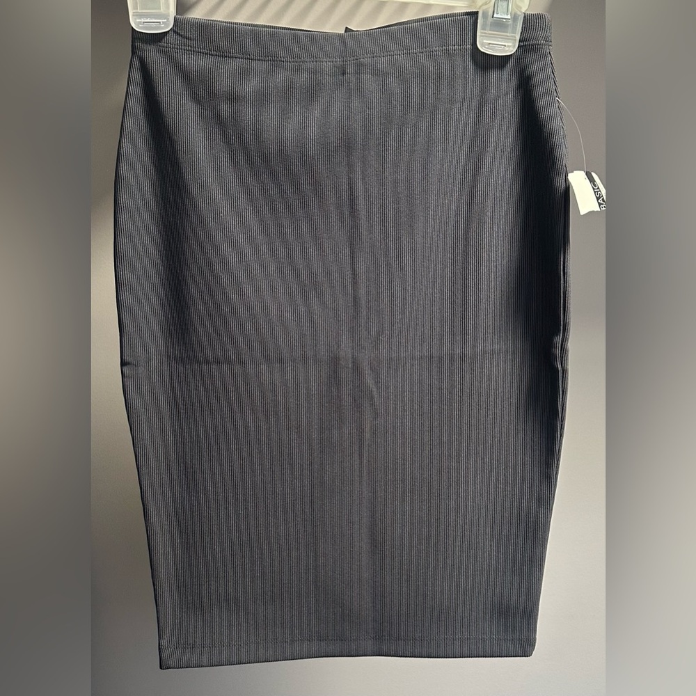 FOREVER 21 size SMALL, GRAY Pencil Skirt. NWT!
